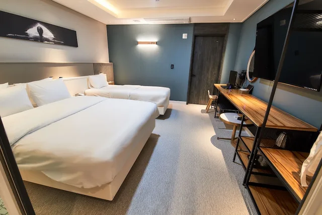 Vip, Residence, Twin Beds, 1 Double and 1 Single Bed، West In Hotel 7/10