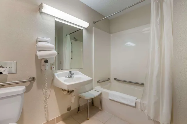 غرفة بسرير كوين لذوي الإعاقة، Rodeway Inn Coopersville, MI 4/4