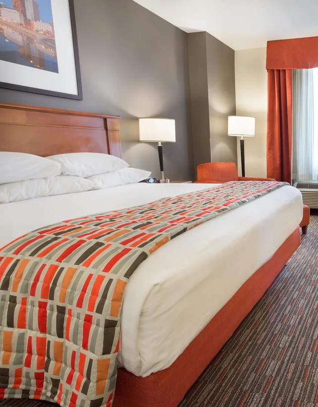 جناح بسرير كينج بغرفتين مع أريكة، Drury Inn and Suites Columbus Grove City 1/4