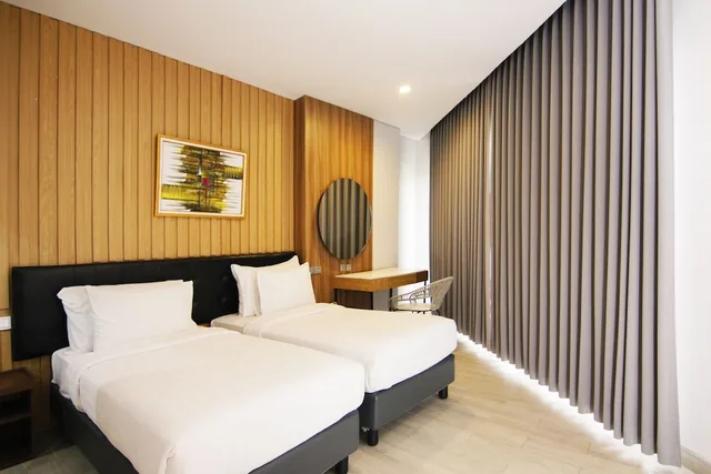 غرفة غراند ديلوكس بسريرين منفصلين، Raja Hotel Kuta Mandalika Resort & Convention 1/4