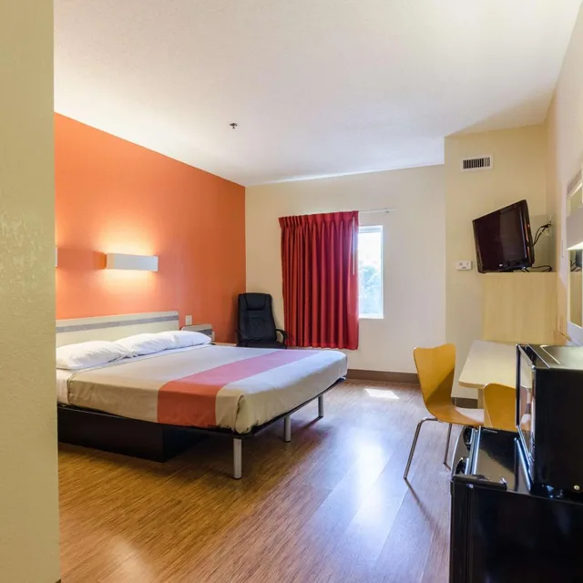 1 King Bed Mobility Access Ri Shwr Nsmk، Motel6 Bristol, VA 4/10