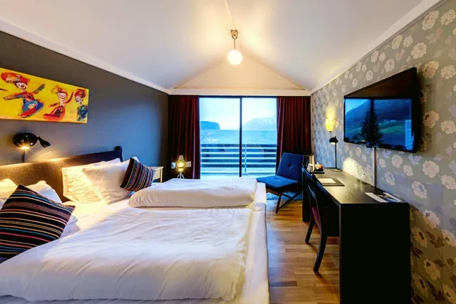 غرفة بسريرين منفصلين بإطلالة على البحيرة، First Hotel Raftewold 1/7