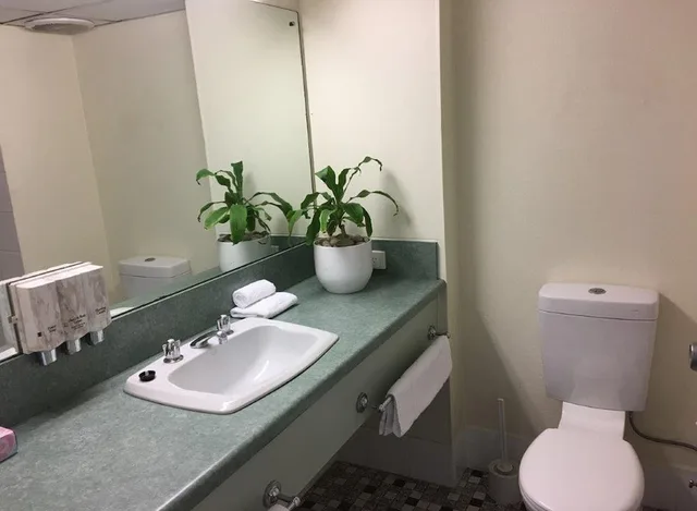 جناح بسرير كوين، Emerald Central Hotel 10/10