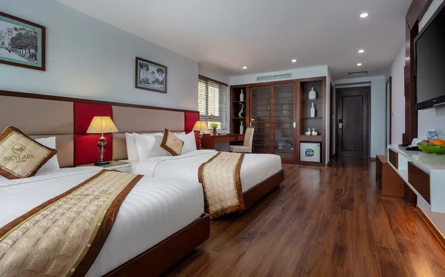 جناح عائلي بسرير كوين وسرير فردي بإطلالة على المتنزه، SKYLARK HOTEL 5/6