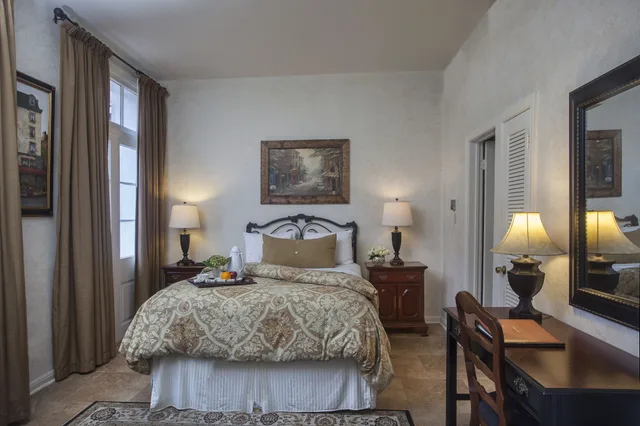غرفة سوبيريور بسرير كينج، Chateau Hotel 2/9