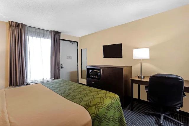 غرفة قياسية بسرير كينج، Travelodge by Wyndham North Charleston 5/7
