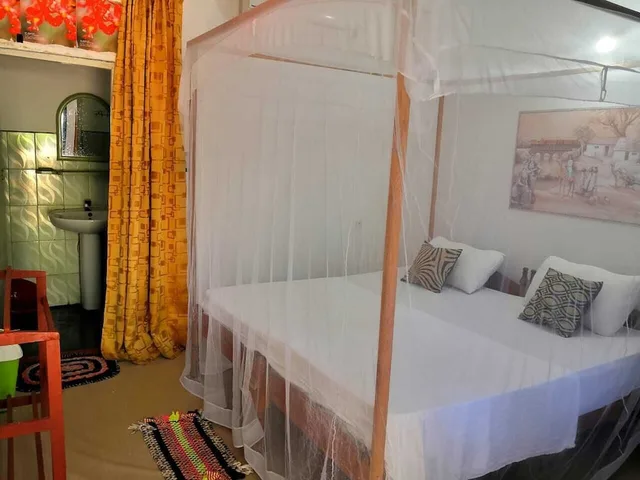 غرفة بسرير مزدوج بإطلالة على المسبح بحوض استحمام، Star Rest Beach Hotel Arugambay 1/2