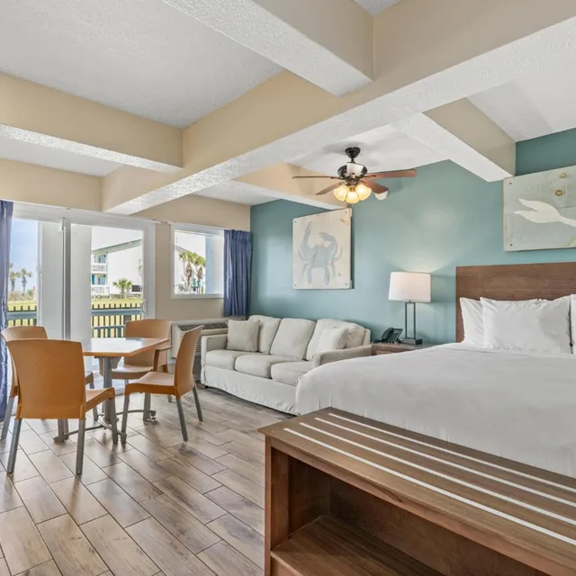 Studio, King Bed, Beach Front, Sofa, Kitchen, Ground Floor، Sandpiper Beacon Beach Resort 1/1