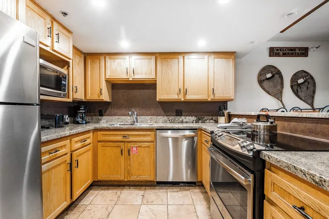 2 Bedrooms, Condominium, 1 King and 2 Double Beds, Sofa، Silver King Hotel 9/9