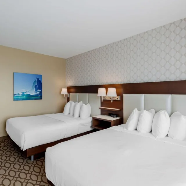 غرفة بسرير كينج وسريرين كوين بحوض استحمام، Best Western Plus St. John s Airport Hotel and Suites 1/10
