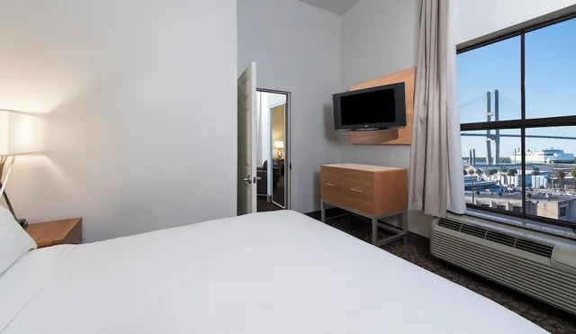 جناح بسرير كوين، Holiday Inn Savannah Historic District 1/4