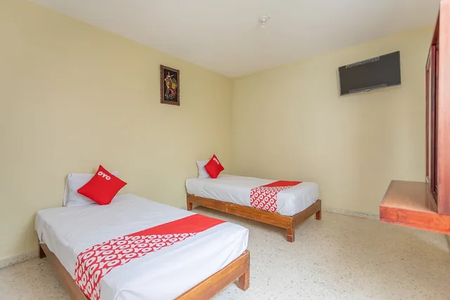 Standard Two Single Beds, OYO Hotel Emperador, Oaxaca 2/4