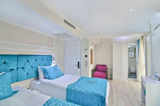 غرفة بسريرين منفصلين بإطلالة على البحر، Glamour Hotel 2/2