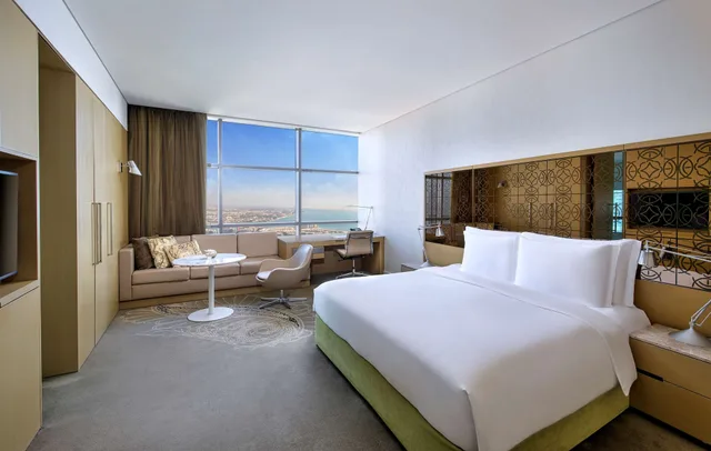 غرفة ديلوكس عائلية بسرير كينج بإطلالة على البحر، Conrad Abu Dhabi Etihad Towers 1/5