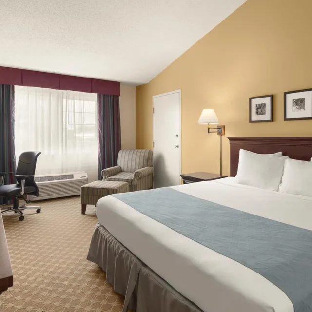 غرفة تنفيذية بسرير كينج، Country Inn & Suites by Radisson, Sioux Falls 2/2