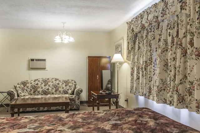 Efficiency, Queen Bed, Sofa، Econo Lodge Inn & Suites 2/2