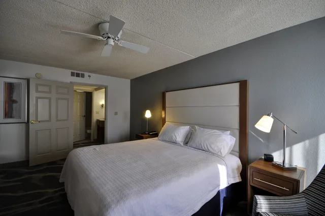 جناح بسرير كينج مع أريكة لذوي الإعاقة، Homewood Suites By Hilton Phoenix-Biltmore 2/6