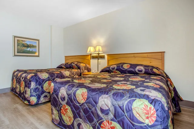 Standard, 2 Queen Beds, Rodeway Inn & Suites Near Outlet Mall - Asheville 2/8
