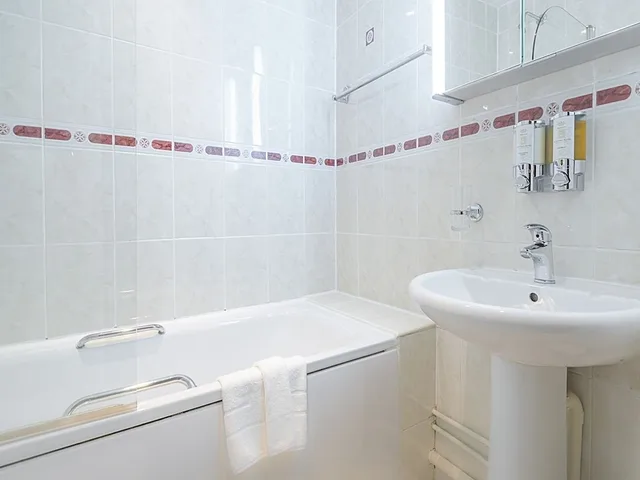 غرفة عائلية بسرير مزدوج وسريرين منفصلين، Montana Hotel London 3/3