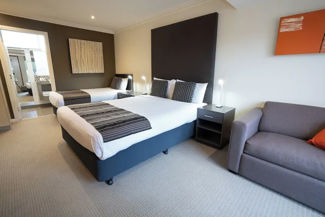 Deluxe, 1 Queen and 1 Single Bed, Sovereign Park Motor Inn 4/10