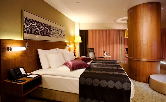 Junior Suite, King Bed, Crowne Plaza Istanbul Harbiye Hotel 8/10