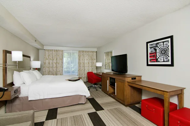 غرفة بسرير كينج مع أريكة، Hampton Inn Salem 3/10