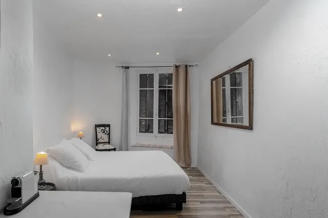 جناح كلاسيكي بسرير كوين وسريرين منفصلين بحمام خاص، Maison Carles Bnb 2/3