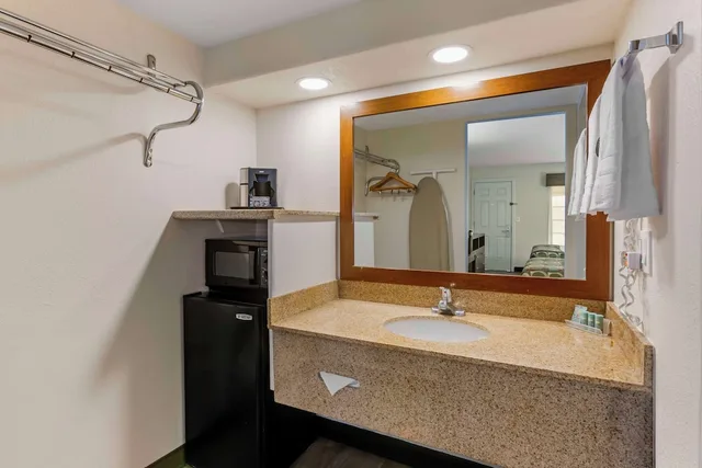 غرفة قياسية بسريرين كوين، Best Western Desert Inn 5/5