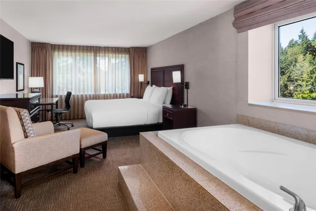 غرفة بسرير كينج بحوض جاكوزي، Eastgate Hotel, BW Signature Collection 1/2