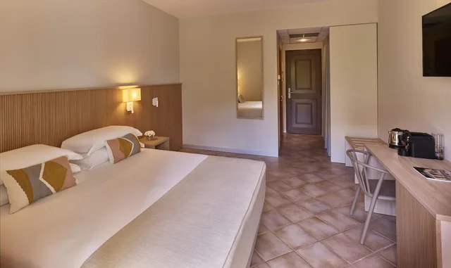 غرفة بريميوم بسرير مزدوج وسرير فردي بشرفة، Torreserena Resort 1/2