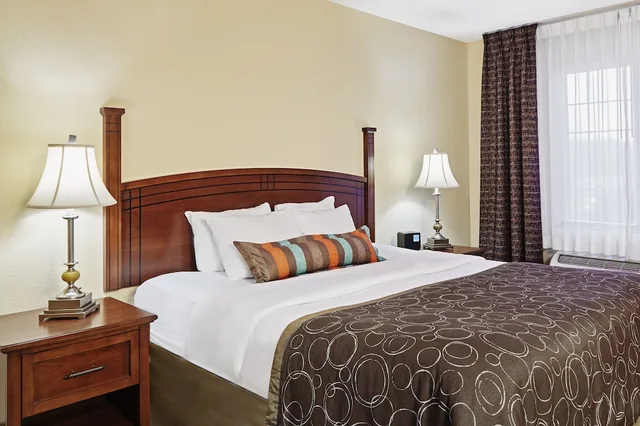 غرفة بسرير كينج وسرير كوين لذوي الإعاقة، Staybridge Suites Milwaukee Airport South 1/4