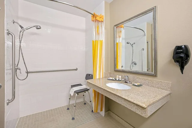 غرفة بسريرين كوين لذوي الإعاقة، La Quinta Inn And Suites Paris 8/8
