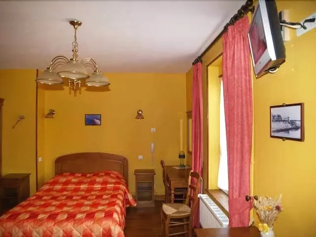 غرفة رباعية بسريرين مزدوجين بإطلالة على الفناء، Hotel De Calais 9/10
