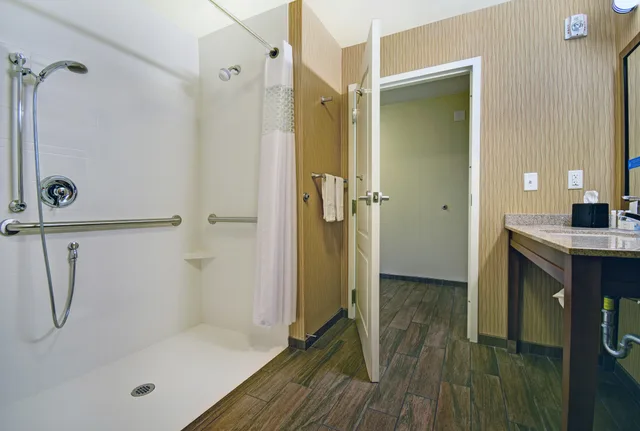 غرفة بسرير كينج لذوي الإعاقة، Hampton Inn and Suites Milwaukee Franklin 3/5