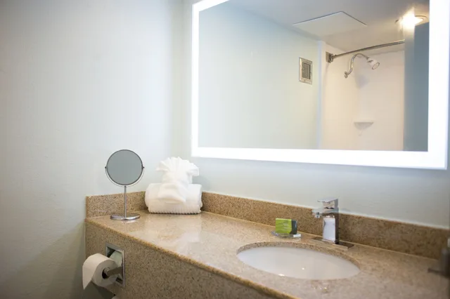 غرفة بسريرين كوين بإطلالة على النهر، Radisson Hotel Grand Rapids Riverfront 9/10