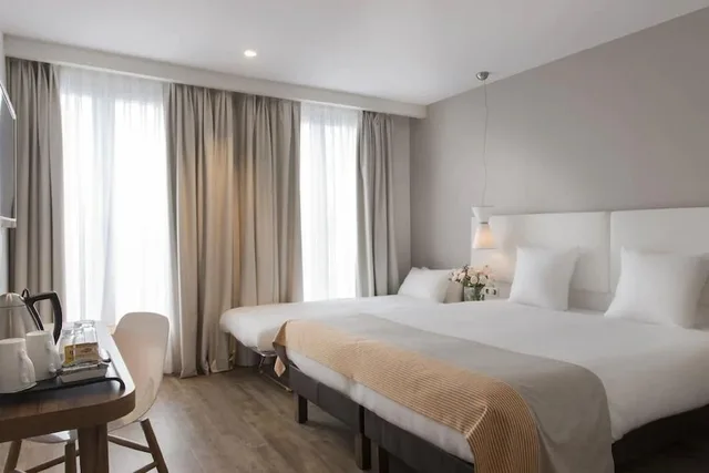 غرفة بريميوم ثلاثية بشرفة، Hotel Magenta 38 by Happyculture 1/2