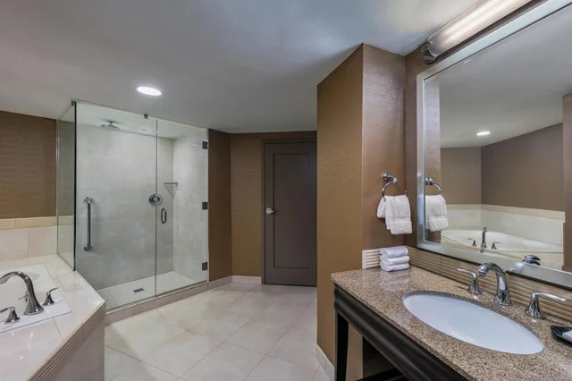 جناح جونيور بسرير كينج بغرفة نوم واحدة، Sheraton Greensboro At Four Seasons 3/3