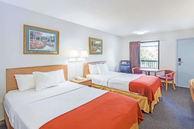 غرفة قياسية بسريرين مزدوجين، Days Inn by Wyndham Valdosta I-75 2/10