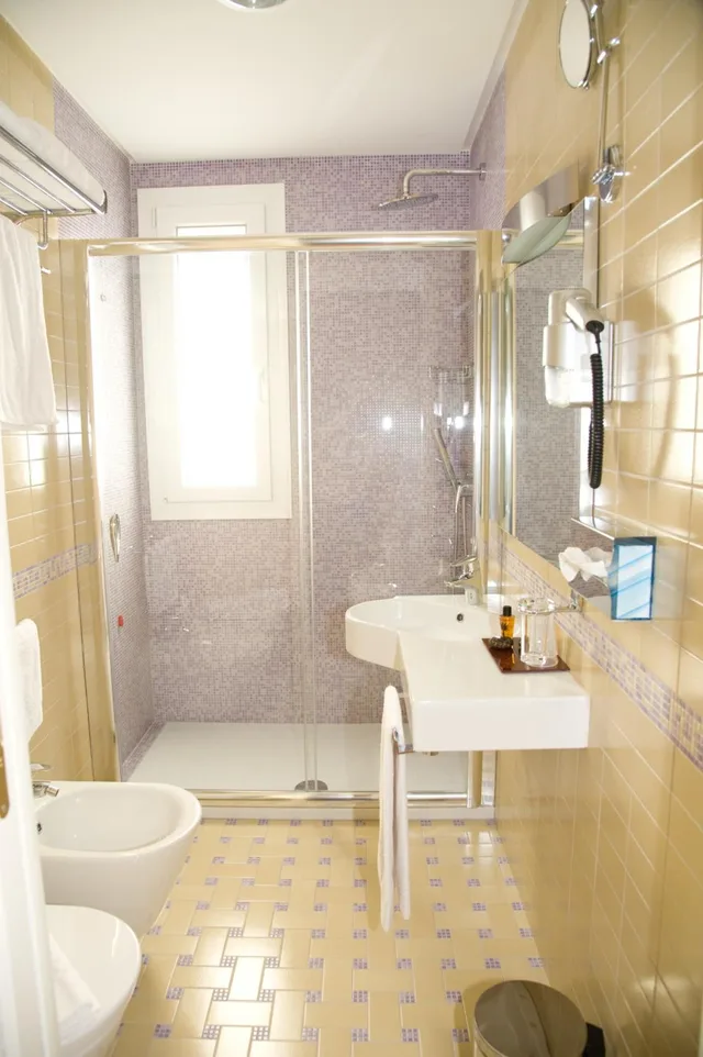 غرفة متصلة، Artemis Hotel 2/3
