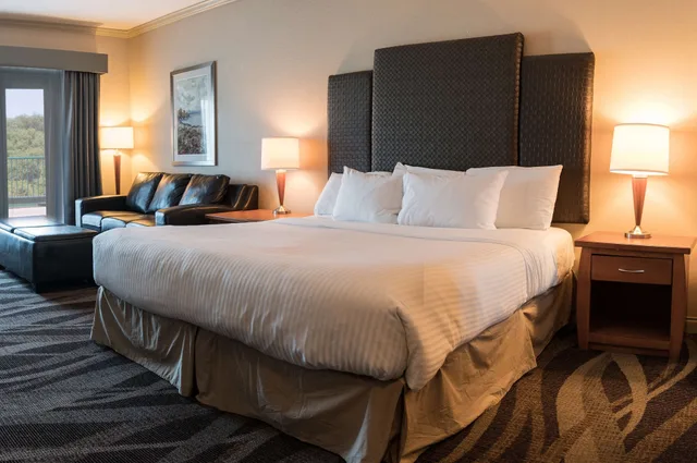 غرفة قياسية بسرير كينج مع أريكة، Prestige Harbourfront Resort, WorldHotels Luxury 1/4