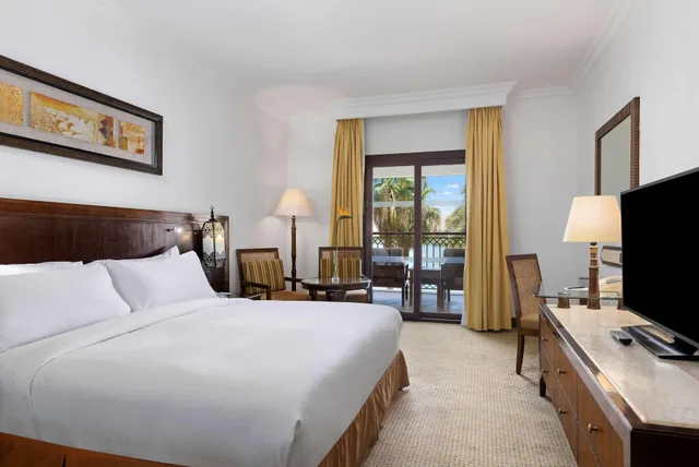 غرفة ديلوكس بسرير كينج بشرفة بمنطقة جلوس، Hilton Luxor Resort and Spa 2/4
