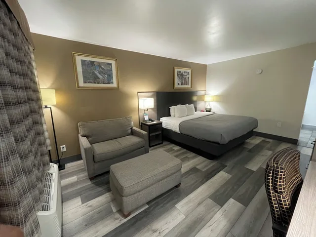 غرفة بسرير كينج مع أريكة يُسمح فيها بالحيوانات الأليفة، Quality Inn & Suites Goodyear - Phoenix West 5/10