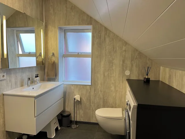 شقة بسرير كينج وسريرين منفصلين بغرفتي نوم مع أريكة، Guesthouse Hvammur 5/7