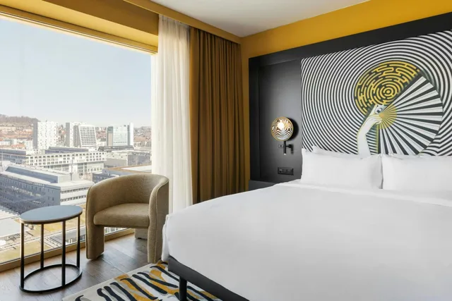 غرفة سوبيريور بسرير كينج في طابق مرتفع، RENAISSANCE ZURICH TOWER HOTEL 1/8