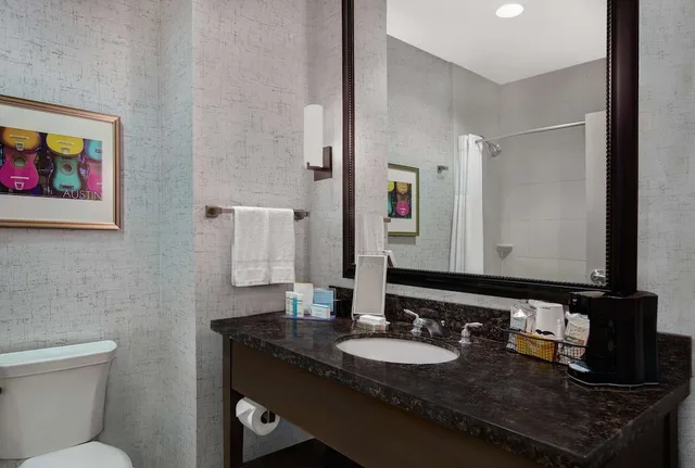 Standard, King Bed, Hampton Inn & Suites Austin At The University / Capitol 9/10