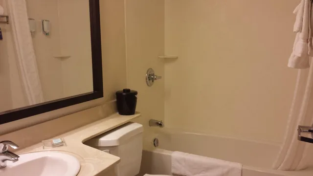 جناح ديلوكس بسرير كينج وسريرين كينج بغرفتي نوم، Travelodge Suites by Wyndham Moncton 6/7