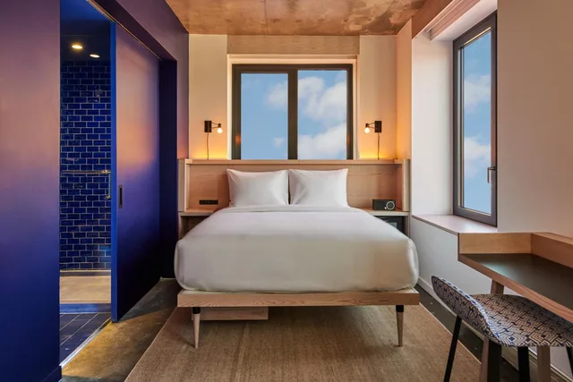 غرفة قياسية، Radio Hotel 1/2
