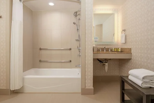Deluxe, King Bed, Accessible, Hilton San Diego Del Mar 3/4