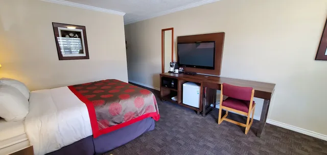 Standard, Queen Bed, Grand Forks Inn 1/3