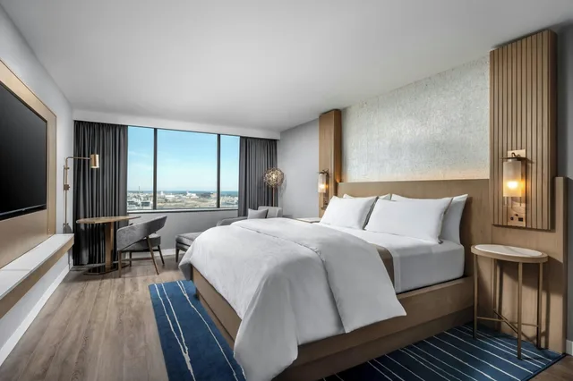 غرفة بسرير مزدوج بإطلالة على البحيرة، The Westin Harbour Castle, Toronto 1/4